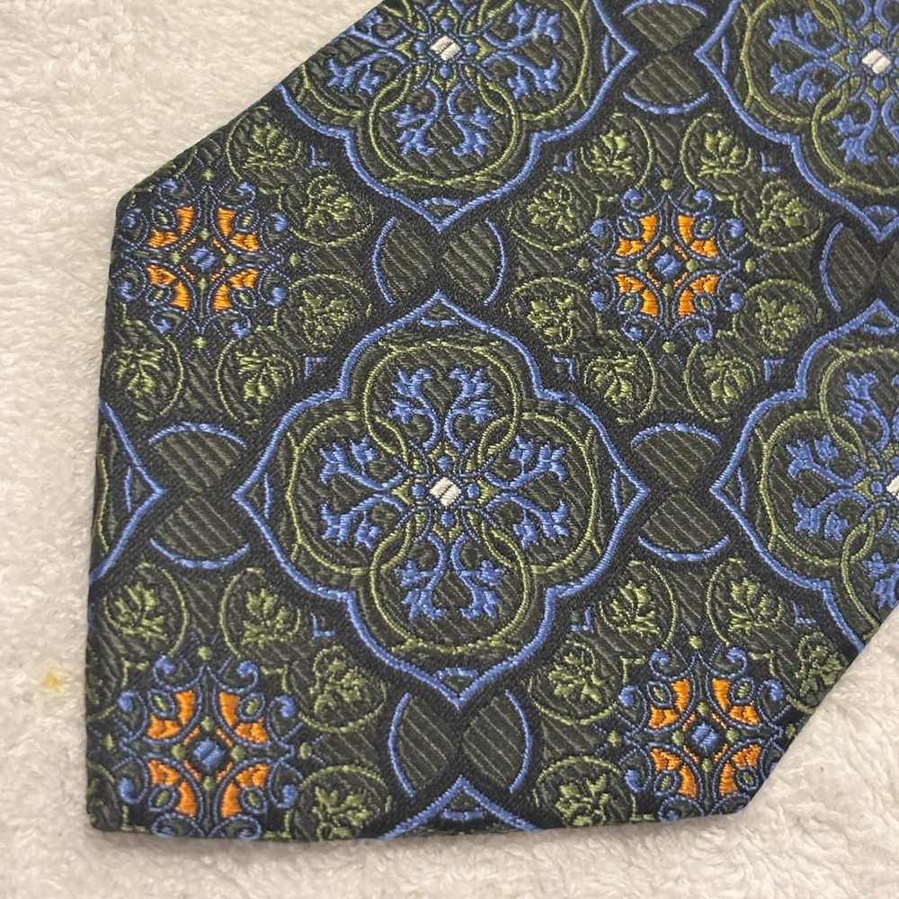 Brand New Corporate Power Tie By JOS A. BANK Signature Gold